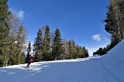 29 Salendo la pista panoramica ora abbastanza esposta al sole 